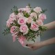15 розовых роз в шляпной коробке с зеленью купить с доставкой в Санкт-Петербурге